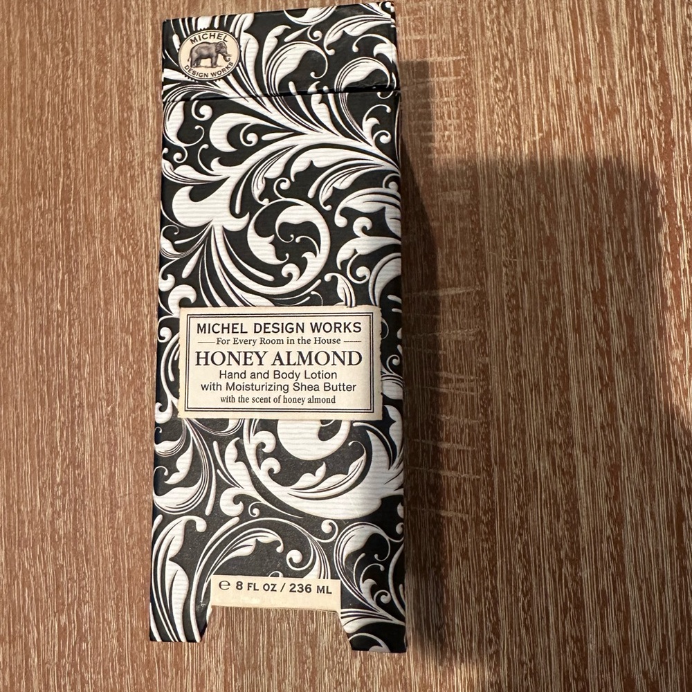 MICHEL DESIGN WORKS Honey Almond Hand & Body Lotion - Black & White